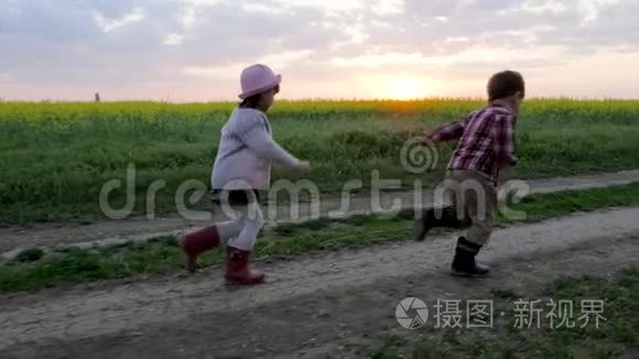 跑着跑着跑着跑着跑着走在田间的路上，快乐的微笑着的孩子玩得开心，健康的童年，笑着的孩子