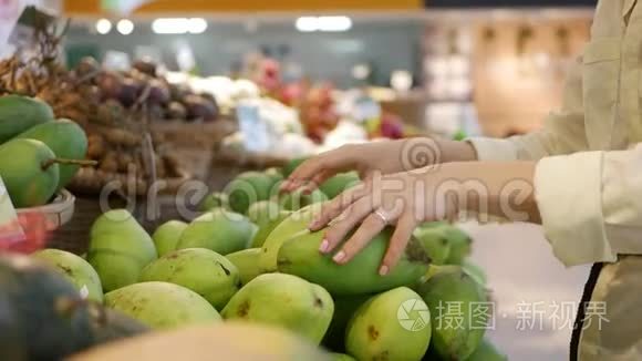 女人们在超市里挑选新鲜芒果视频