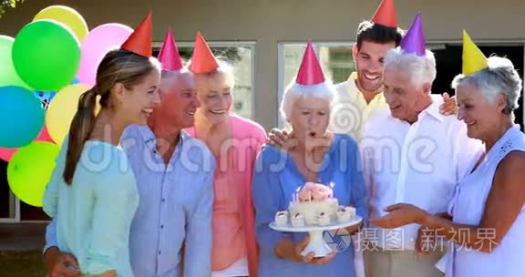 医生和老年人庆祝生日视频