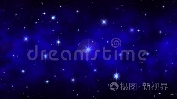夜空中有移动的烟雾、雾、深蓝色动态空间背景明亮的大星星、移动的星云、无缝的环