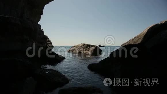 从洞穴到大海的船景