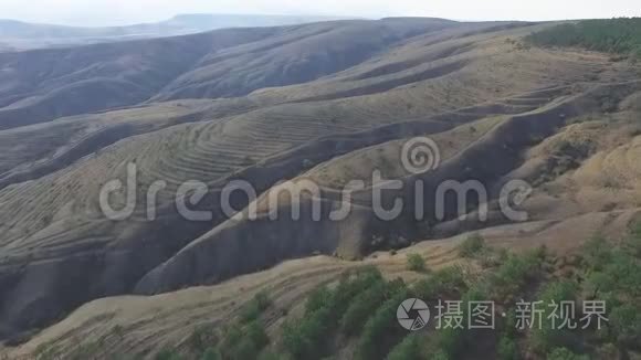 风景秀丽的沙漠景观与崎岖的山脊和山谷下的灰色天空。 中。 冒险旅行，旅游