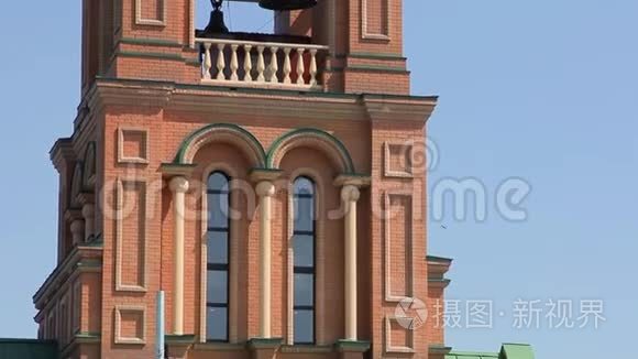棕色东正教教堂的钟楼
