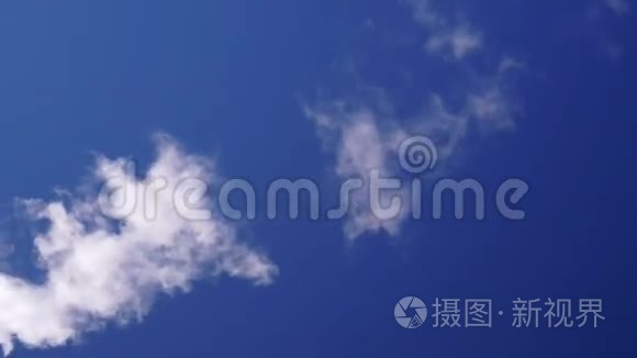 天空中的喇叭发出白烟。