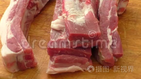 木制盘子上的生猪肉排骨视频