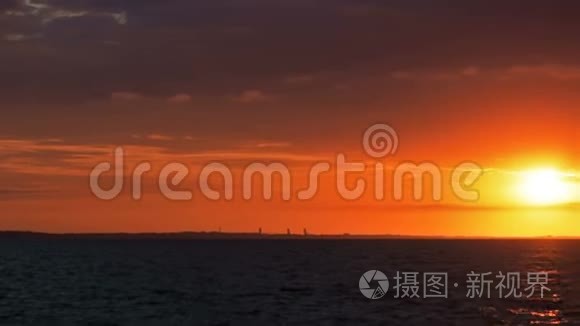 夕阳西下的黎明在地平线海洋上视频