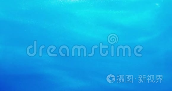 浅蓝色闪光液体旋转视频