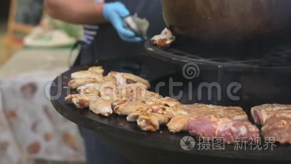 在大烤架上煮肉和鸡肉的过程