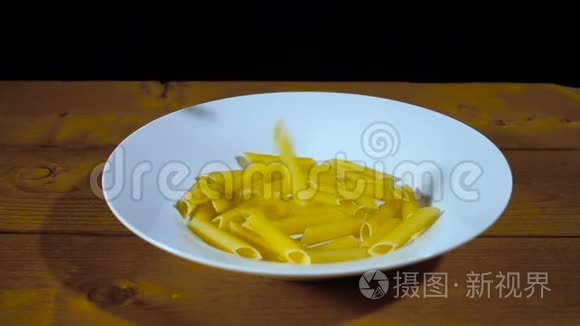 盘子里掉落的小麦面食视频视频