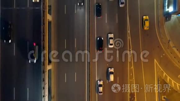 很多车在高速公路上，路在晚上。 4K.