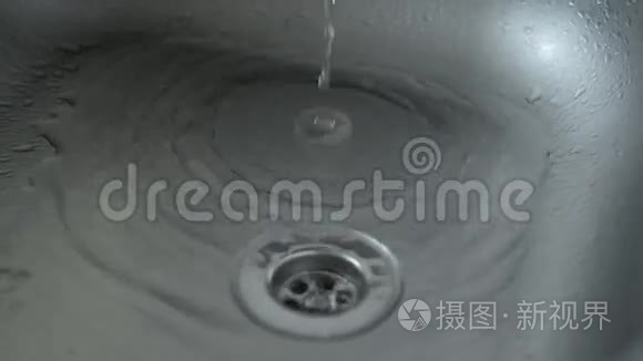 水滴在厨房的水槽里视频