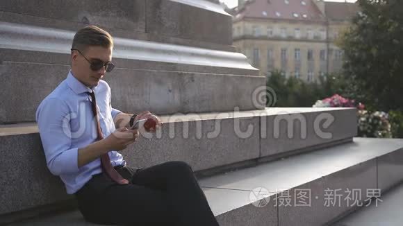 年轻人用他的智能手表工作视频