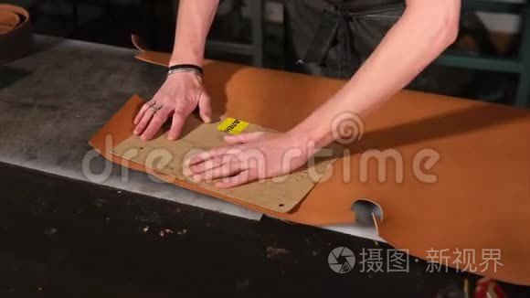 制作手工笔记本的样板皮革工匠视频