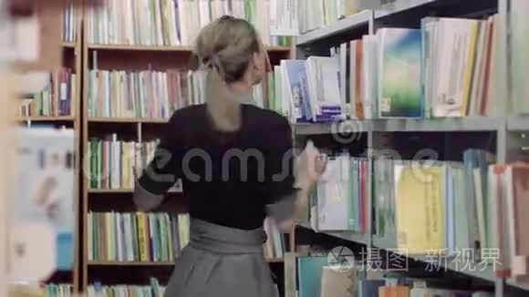 图书馆里的漂亮女大学生视频
