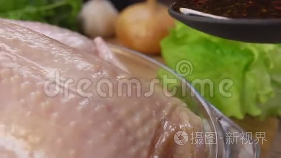 在鸡肉上浇腌料视频