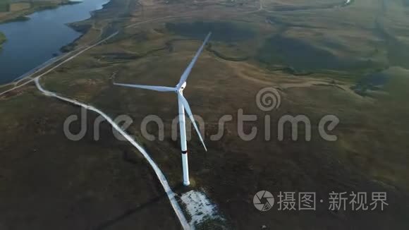 风力涡轮机。 可再生能源，可持续发展，环境友好的理念.. 从顶部看。 空中飞行。 医生