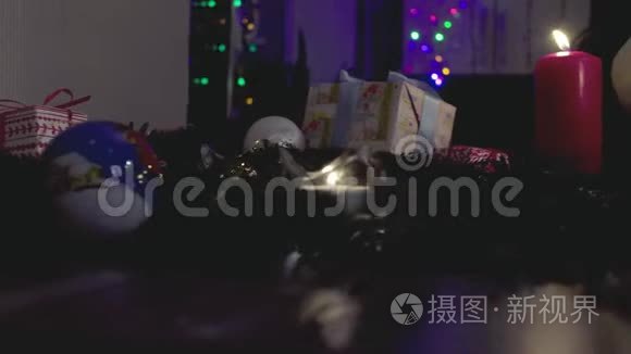 女性手系礼物庆祝新年视频