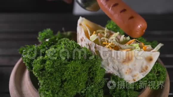 厨师用新鲜的蔬菜蔬菜和烤肠快餐食物烹饪美味的食谱和厨师制作玉米饼