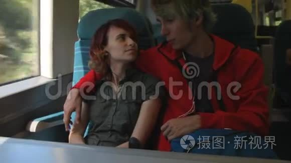 年轻漂亮快乐的时髦夫妇坐在火车旁谈论他们的未来。 暑假。