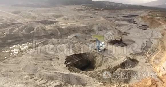 露天矿坑和大型采矿设备视频