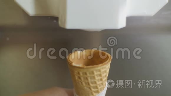 提供美味的香草冰淇淋和华夫饼视频