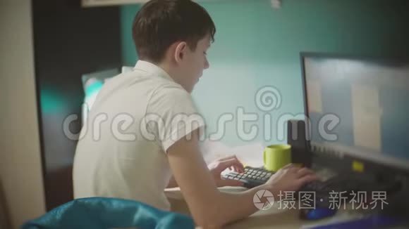 学生生活方式男孩子十几岁在大学办公室室内电脑工作
