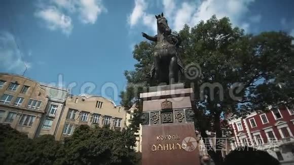 乌克兰利沃夫-2017年9月21日。 在旧城广场上骑马的人的雕像。 达尼洛·加利茨基国王。