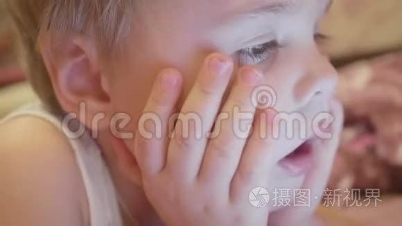 脸和眼睛特写的小孩子.. 晚上的时间。 孩子眼中的光反射..