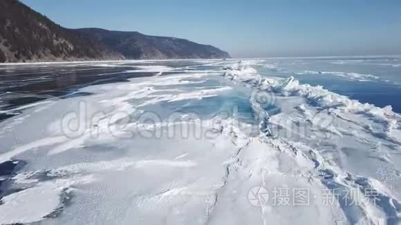 在贝加尔湖冰封的冰面上升起了一个钻. 上景。 自然背景和模式