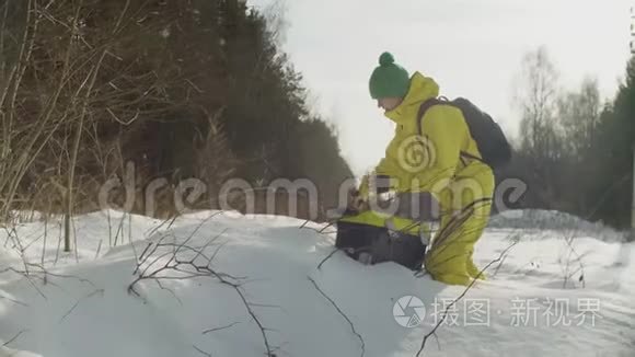 冬天森林里的生态学家在雪地里视频