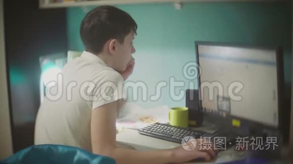 学生男性生活方式男孩青少年在大学办公室室内电脑工作