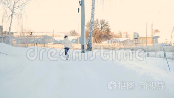 穿着白大褂的女人在雪地公园慢动作跑