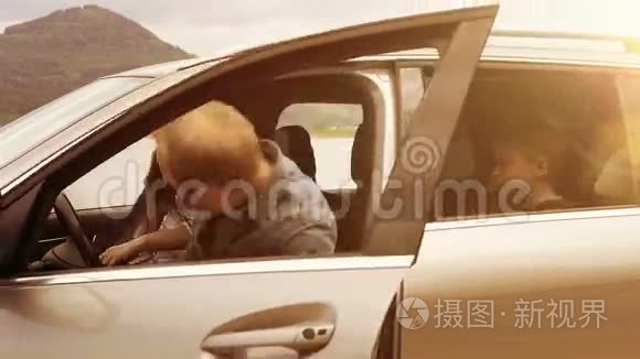 晴天录像：一家人上车，系好安全带，出发