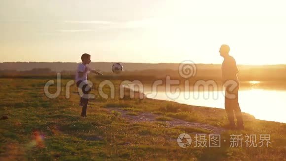日落时分，一家人在海滩上踢足球。