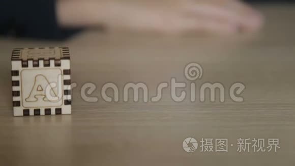 这个男孩用英文字母折叠立方体视频