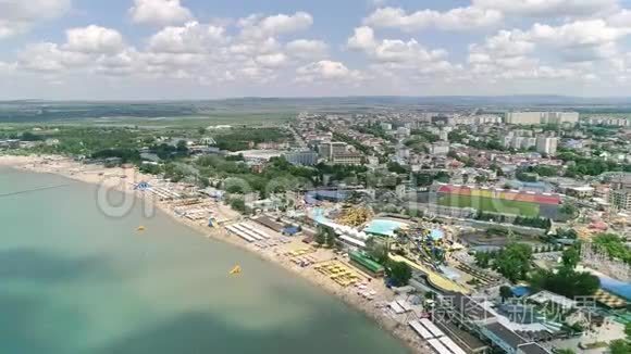 在度假村海滩上空飞行。 水上的云影