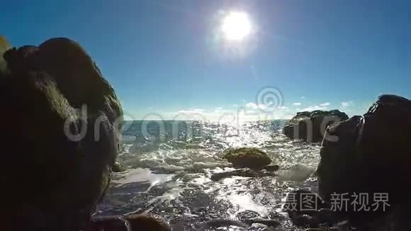 海浪撞击石质海岸视频