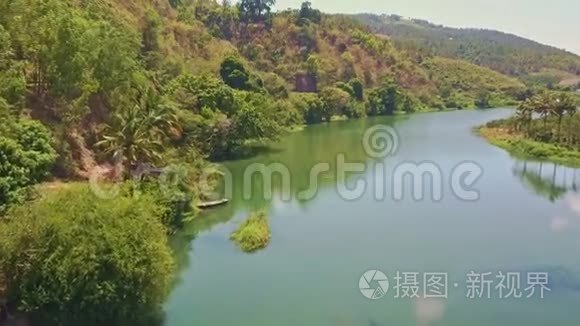 天桥展示越南绿河对抗密集丛林视频