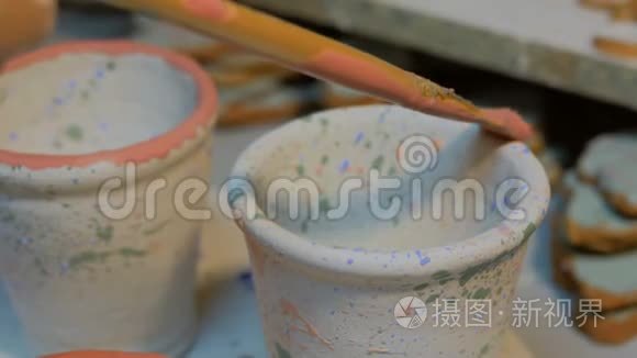 专业男陶器工绘制壶视频