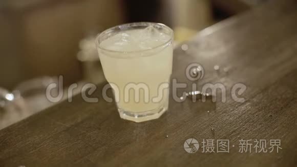 在酒吧里做石灰鸡尾酒视频