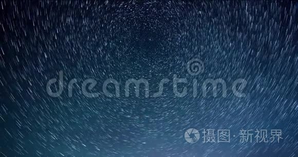 时间流逝。 星星在夜空中盘旋