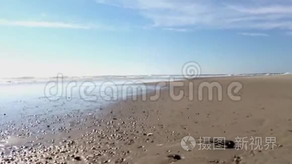 海浪到达海滩海岸视频