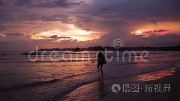 日落时分在海边散步的女孩