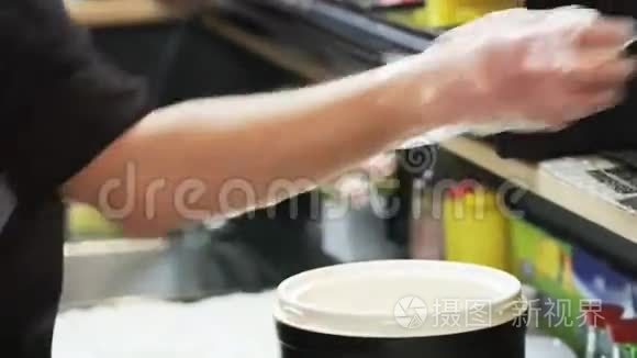 准备寿司米饭视频