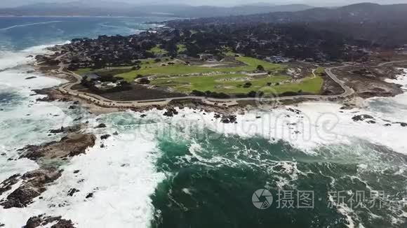 蒙特利半岛及海浪的空中影像视频