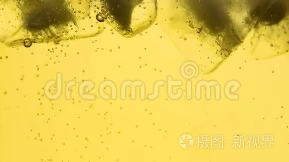 把苏打水或柠檬水加冰块视频