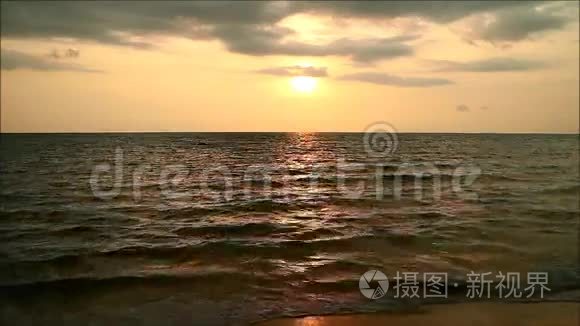 平静的海面上的夕阳视频