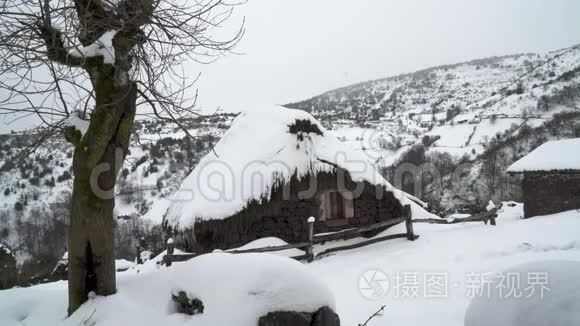 山上白雪覆盖的乡村小房子视频