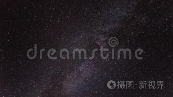 充满星星的夜空和我们的银河系的运动