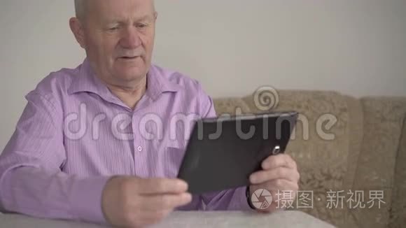 老人使用平板电脑4k